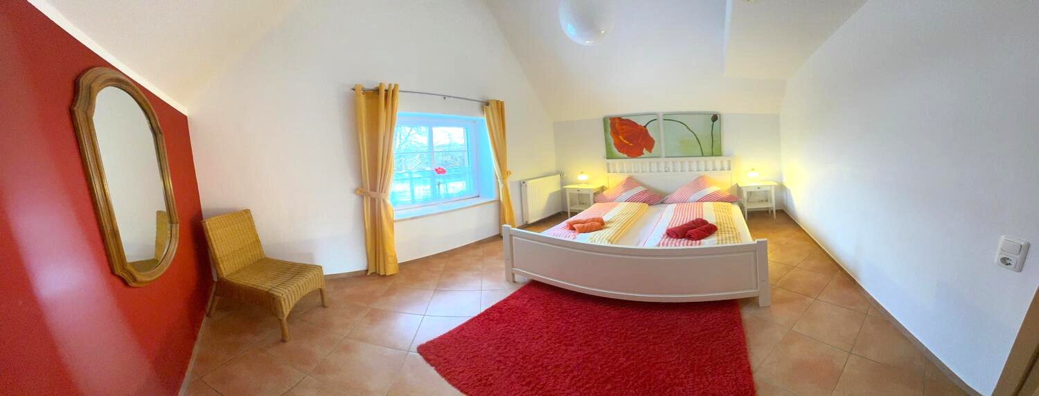 Schlafzimmer 1 mit einem Doppelbett Ferienwohnung 4